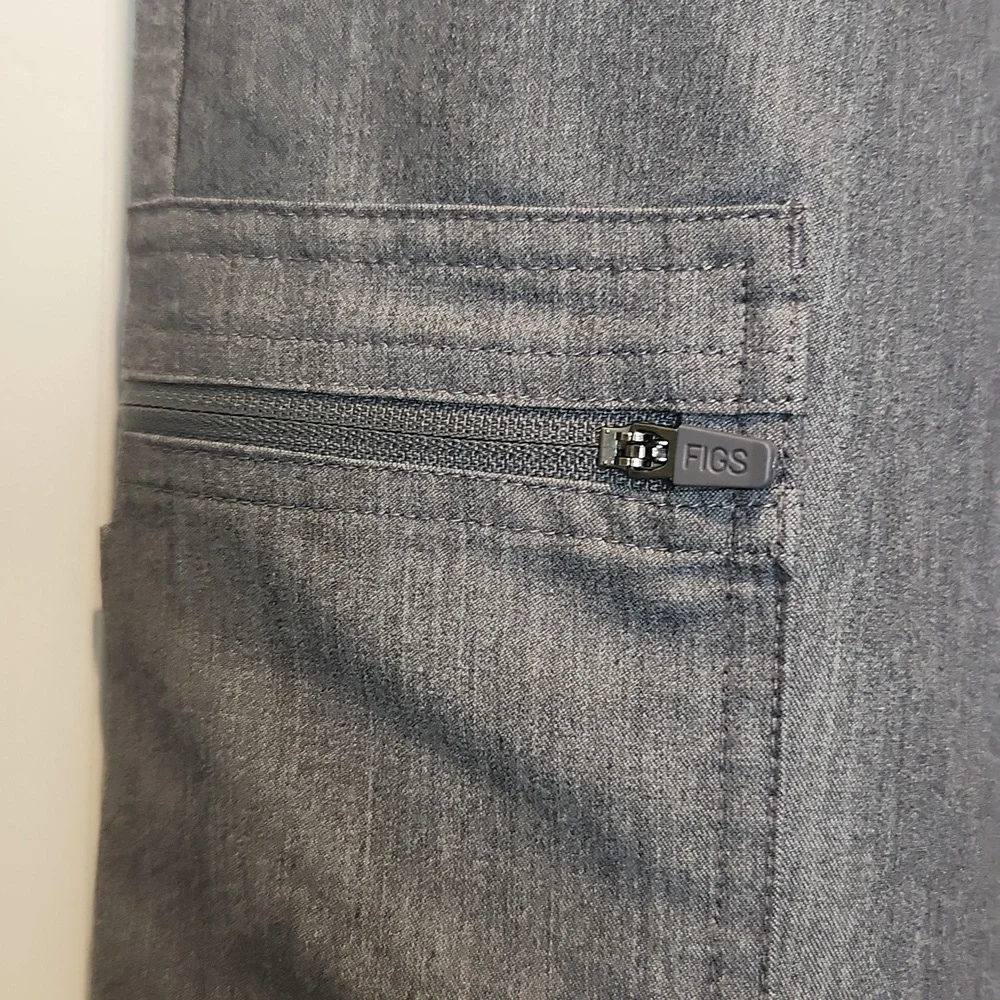 Figs Cairo Cargo Scrub Pant for Men Size Medium